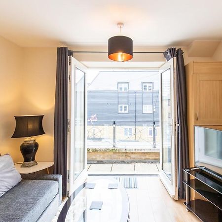 1-Bedroom Apartment With Balcony, Hoddesdon Zewnętrze zdjęcie