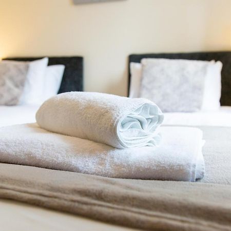 1-Bedroom Apartment With Balcony, Hoddesdon Zewnętrze zdjęcie