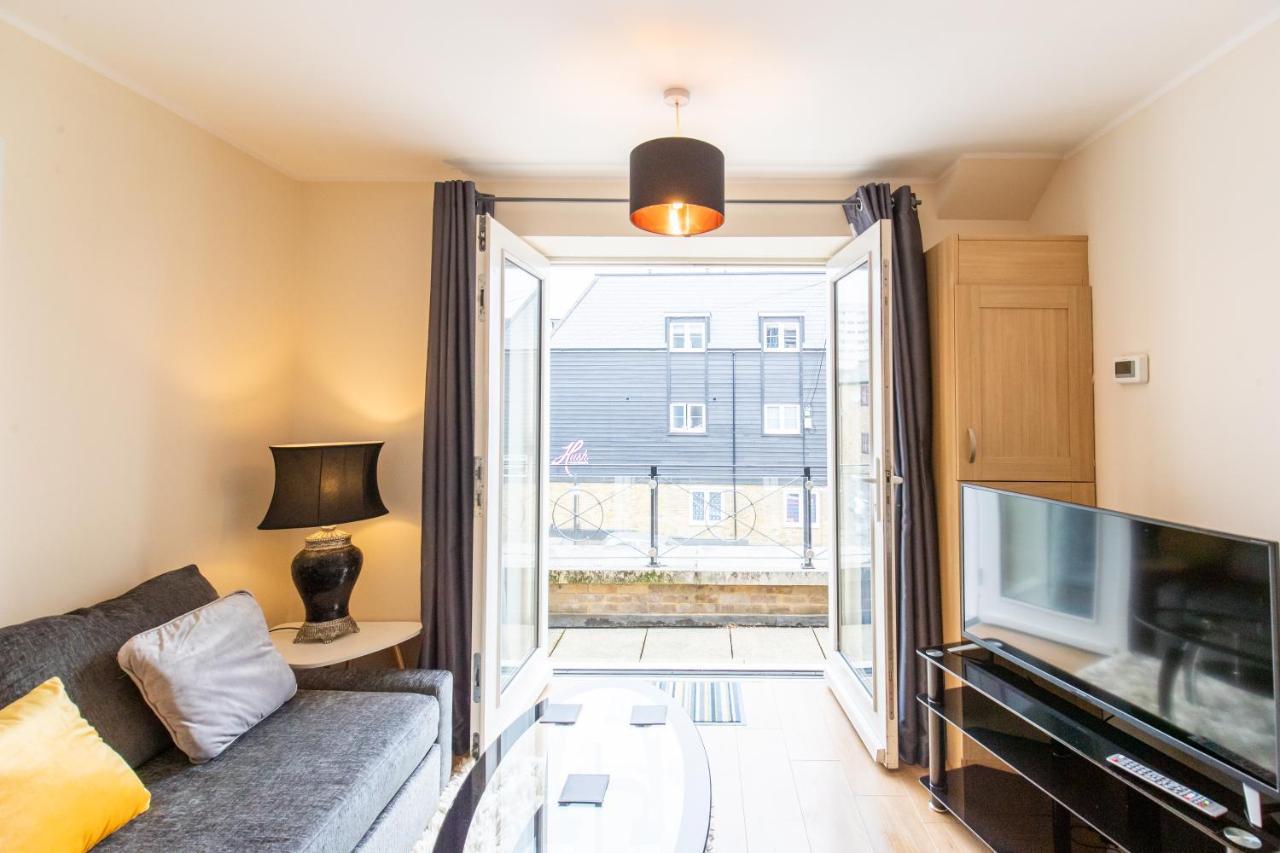 1-Bedroom Apartment With Balcony, Hoddesdon Zewnętrze zdjęcie
