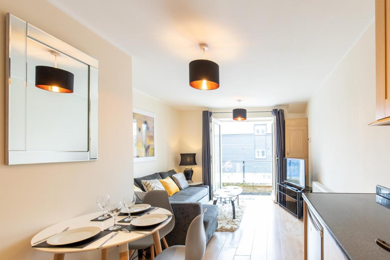 1-Bedroom Apartment With Balcony, Hoddesdon Zewnętrze zdjęcie