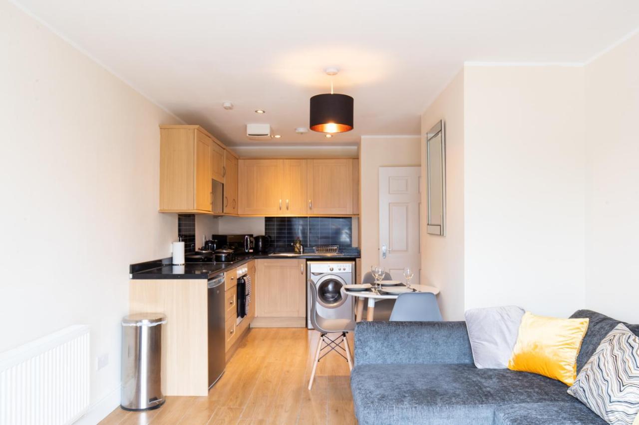 1-Bedroom Apartment With Balcony, Hoddesdon Zewnętrze zdjęcie