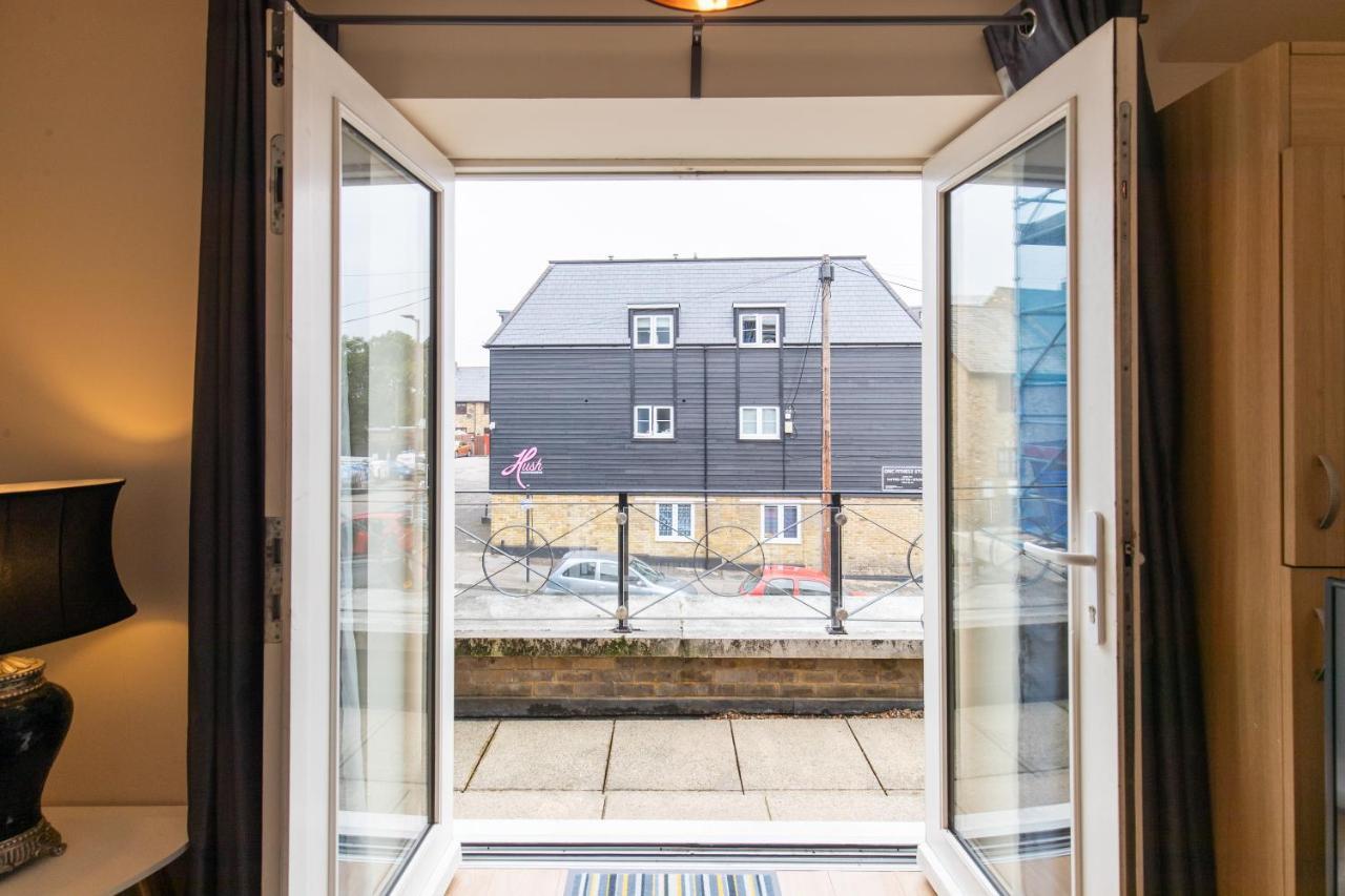 1-Bedroom Apartment With Balcony, Hoddesdon Zewnętrze zdjęcie