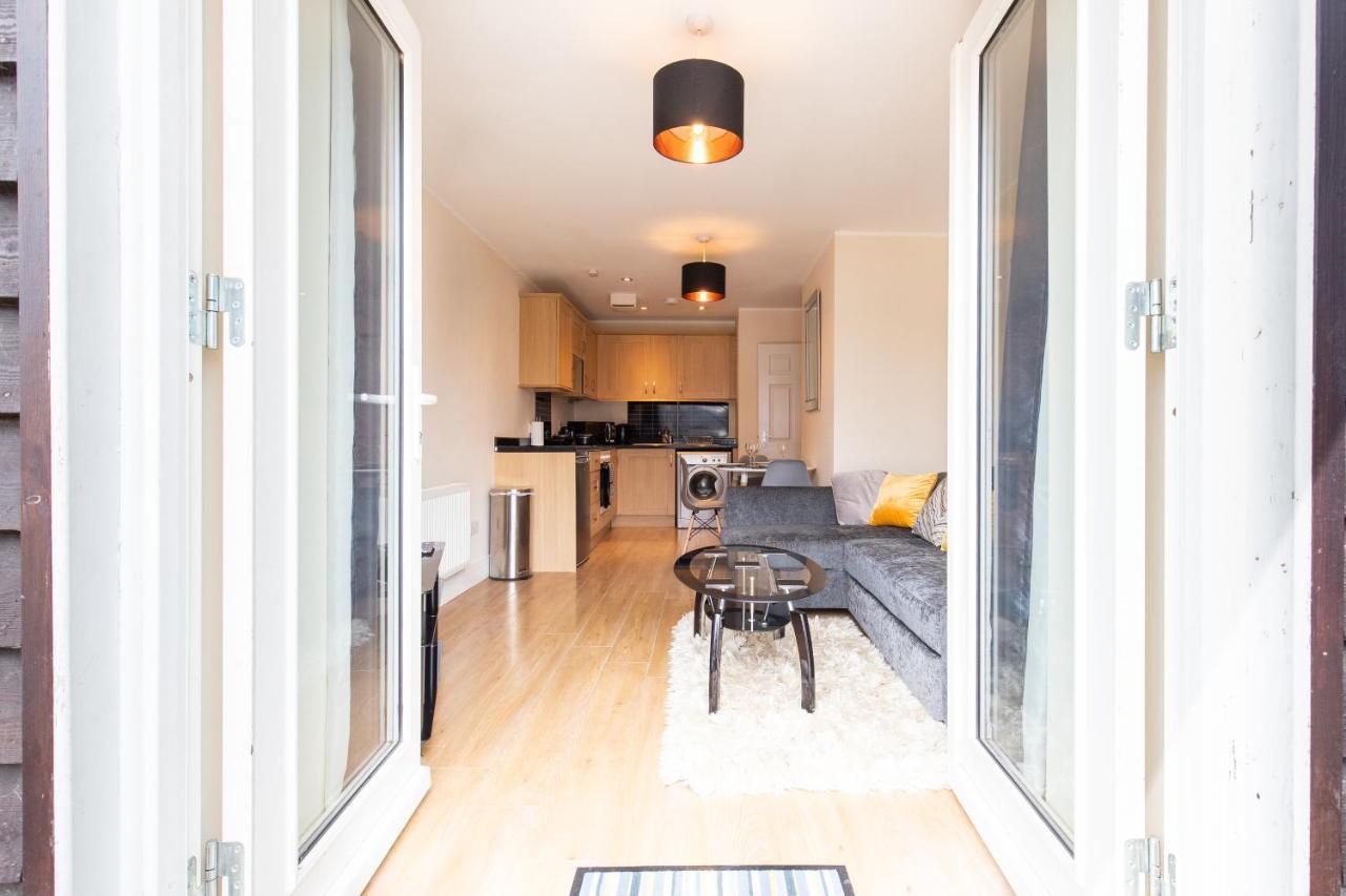 1-Bedroom Apartment With Balcony, Hoddesdon Zewnętrze zdjęcie