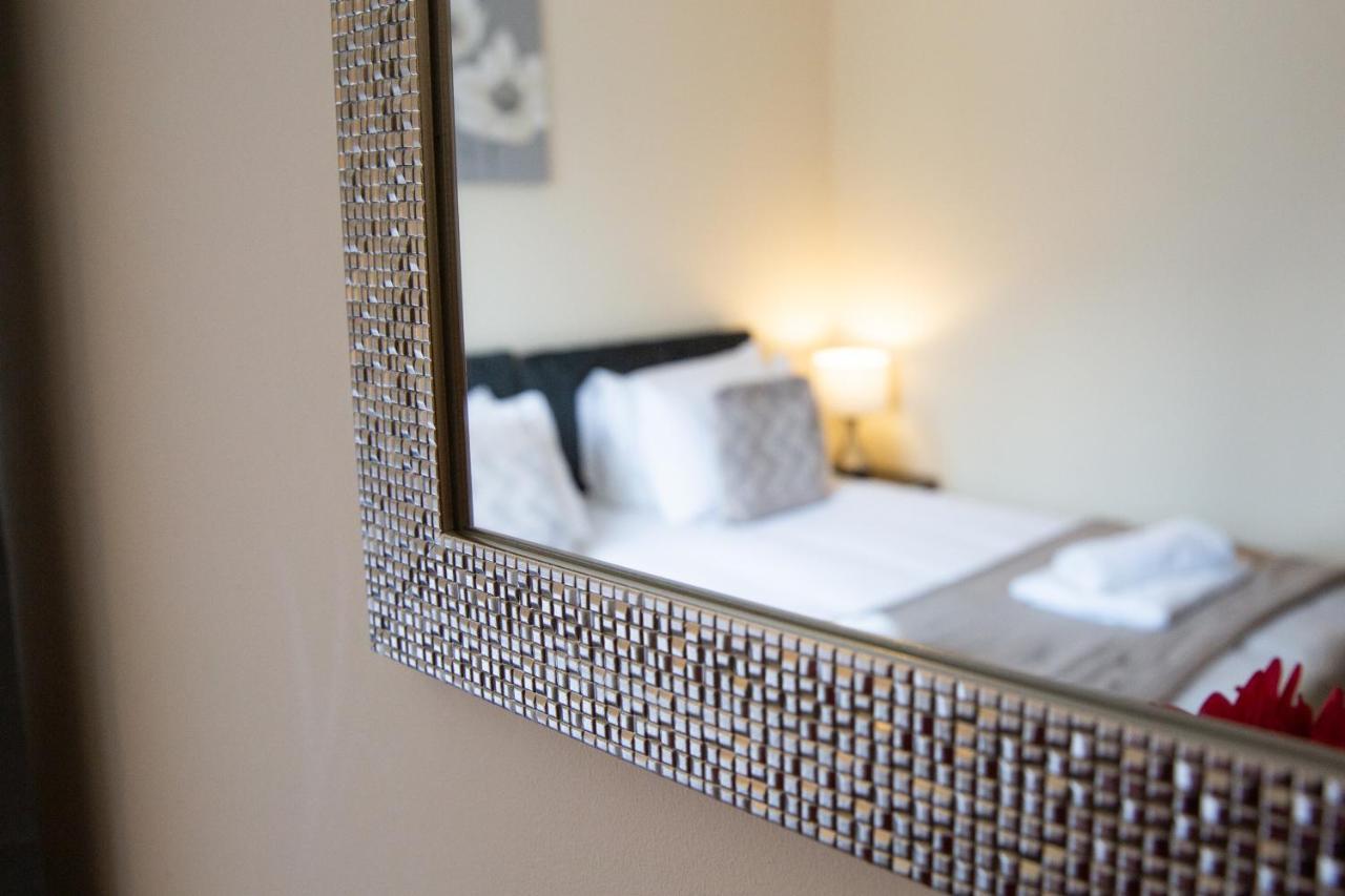 1-Bedroom Apartment With Balcony, Hoddesdon Zewnętrze zdjęcie